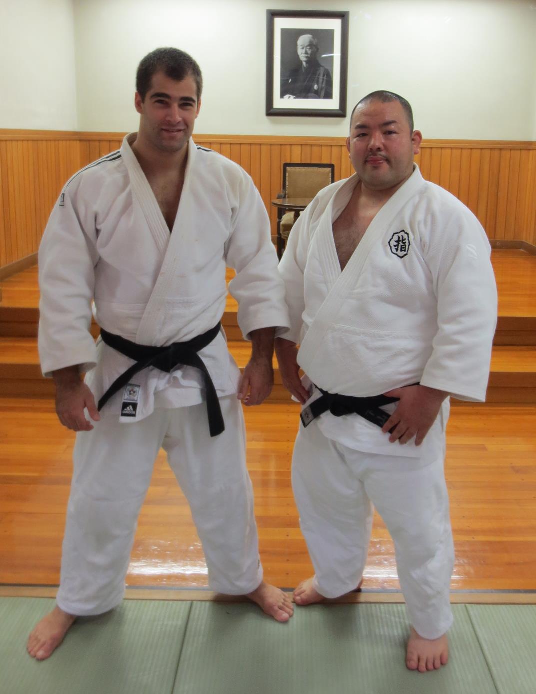 c) Samuel Brochu et  Harukuni Shimoyama, 5e dan, instructeur du Kodokan