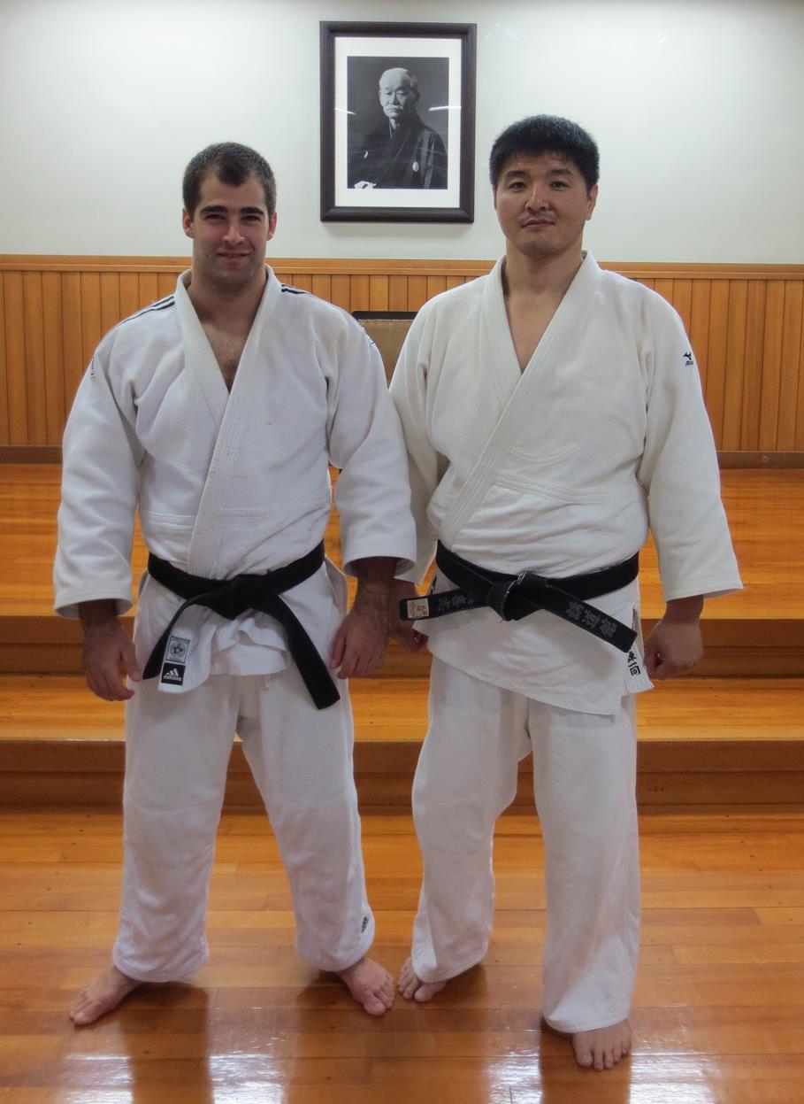 d) Samuel Brochu et  Yoshiharu Makishi, 6e dan, instructeur du Kodokan