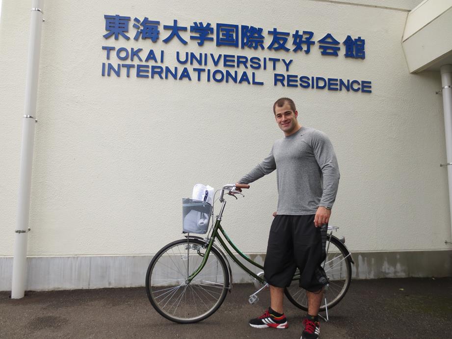 f) Samuel Brochu en face de la residence de l Universite de Tokai, Japon